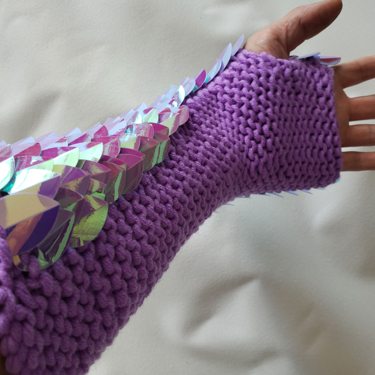 Cosplay Dragon Scale Gloves – Iridescent Knitted Scalemail Festivals Gauntlets
