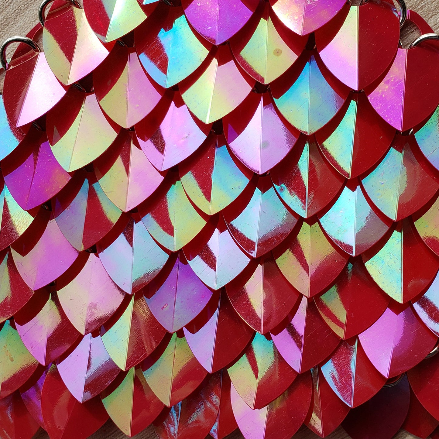 Medium Thin Plastic Iridescent Scalemail Scale SS091