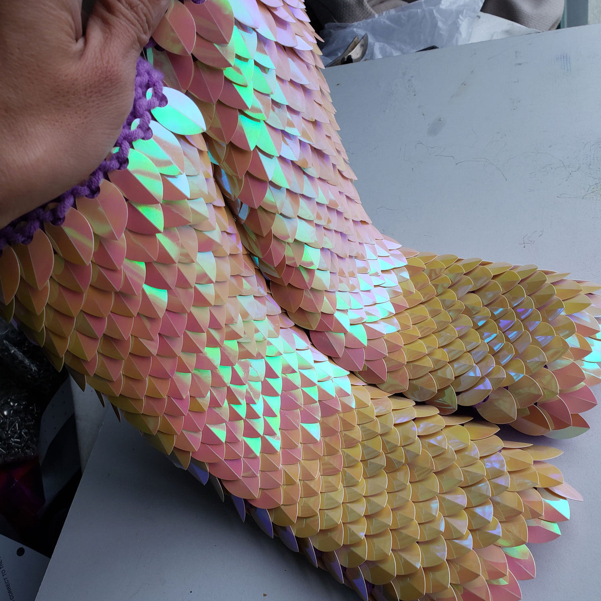 Festival Dragon Scale Knitting Gloves – Iridescent Knitted Scalemail Cosplay Gauntlets